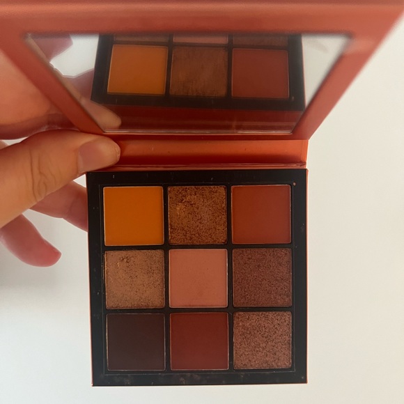 Huda Beauty Topaz Obsessions eyeshadow palette - Picture 2 of 3